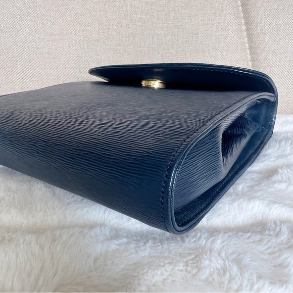 VINTAGE CHLOE Navy Blue Epi Leather Gold Chain Small Crossbody / Clutch - Picture 11 of 16